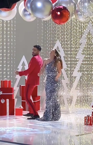 Se enreda en el vestido