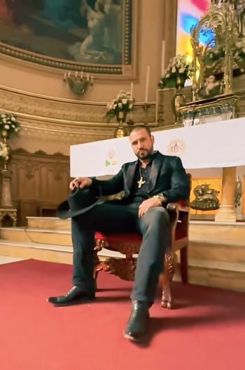 Rafael Amaya se quita la camisa