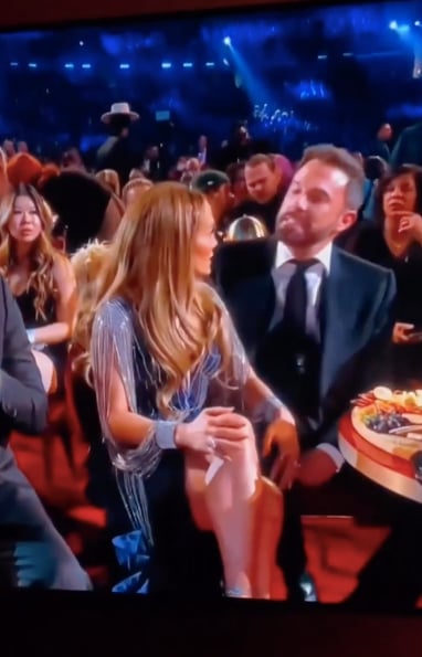 La pareja discutiendo en los Grammy