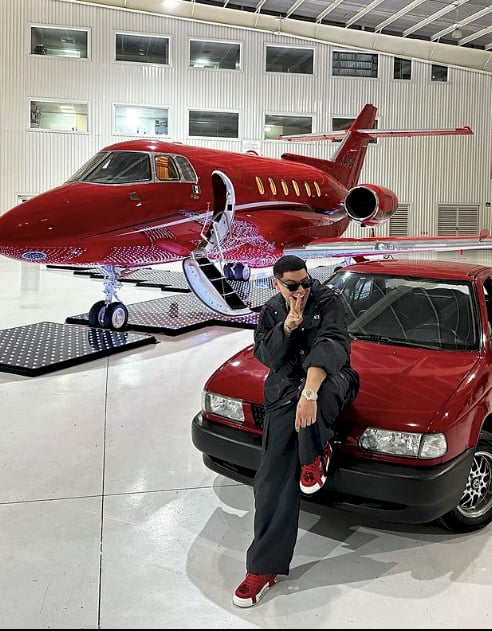 Presume su avión el vocalista de Grupo Firme 