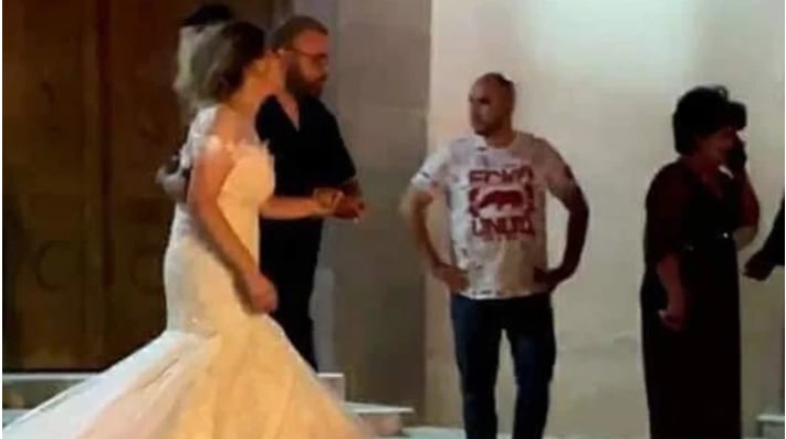 El sicario siguió disparando y también hirió a varios invitados