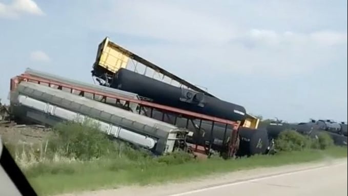 Reportan descarrilamiento de tren con materiales peligrosos en Minnesota