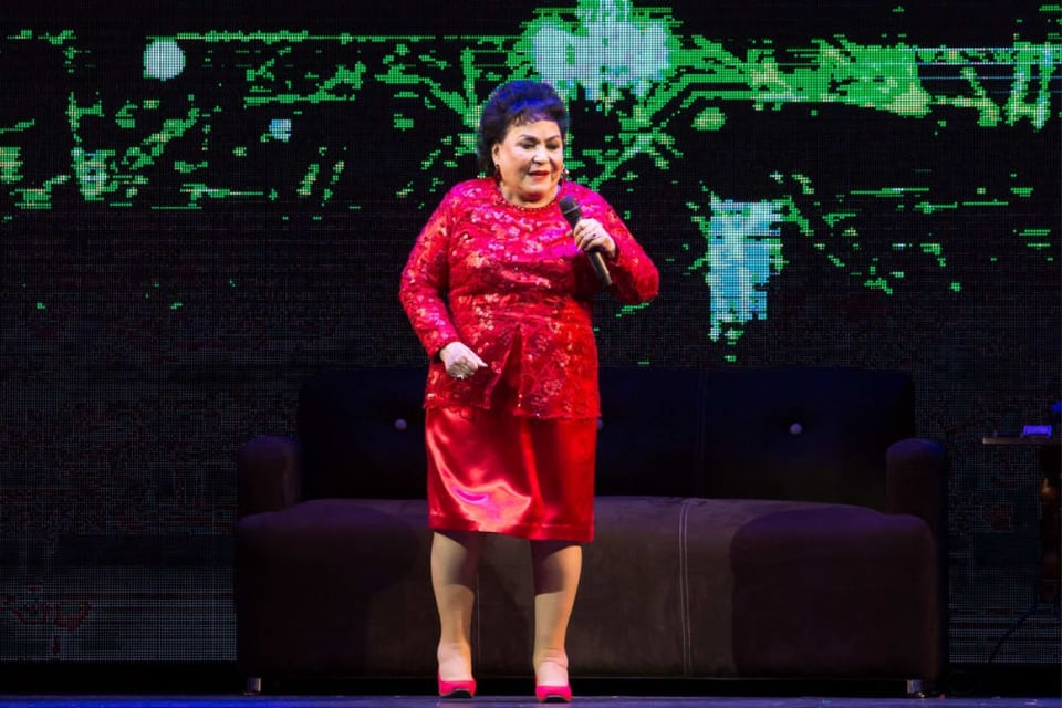 The first actress Carmen Salinas is sent to the hospital within days of praying for her friend Vicente Fernández