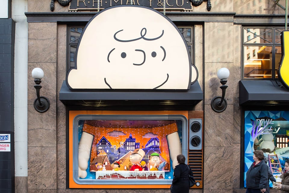 A Charlie Brown Thanksgiving, NYC, store, sidewalk, Macy's