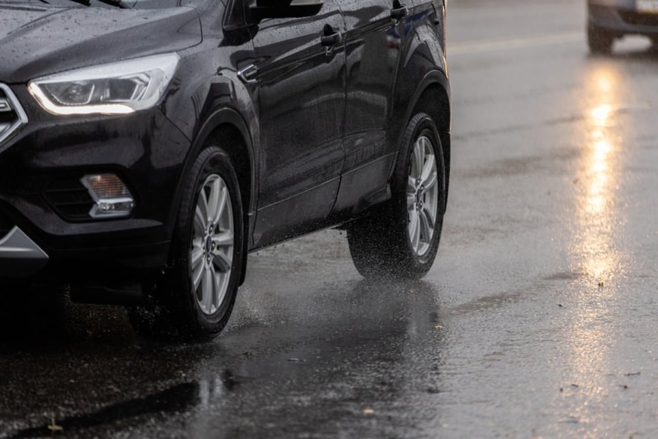 lluvia, auto en la lluvia, calle mojada, clima severo, MundoNow