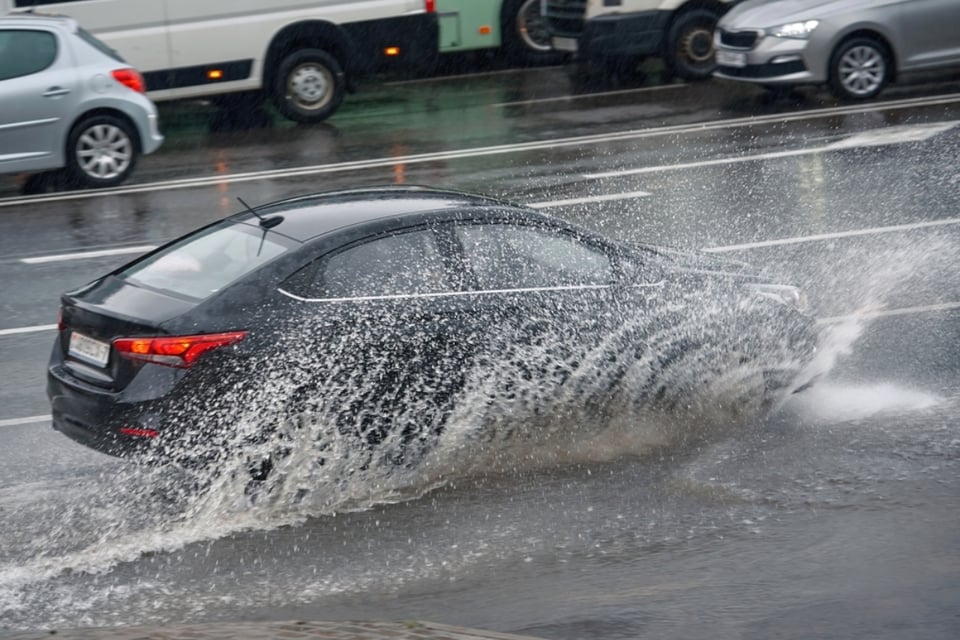 auto lanzando lluvia, lluvia, auto en la lluvia, lluvias , MundoNow