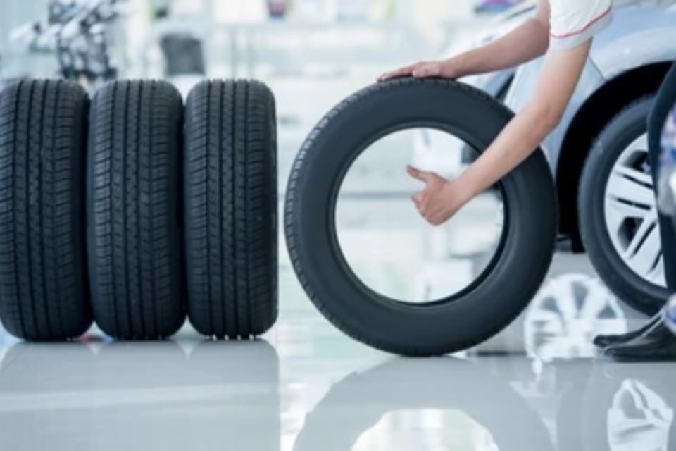 how to change a tire, safety, parking, turn signals, MundoNOW