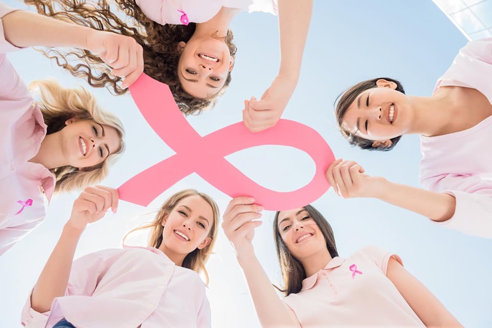 Manualidades DIY con lazo rosa, mujeres, cáncer de mama, apoyo, MundoNOW