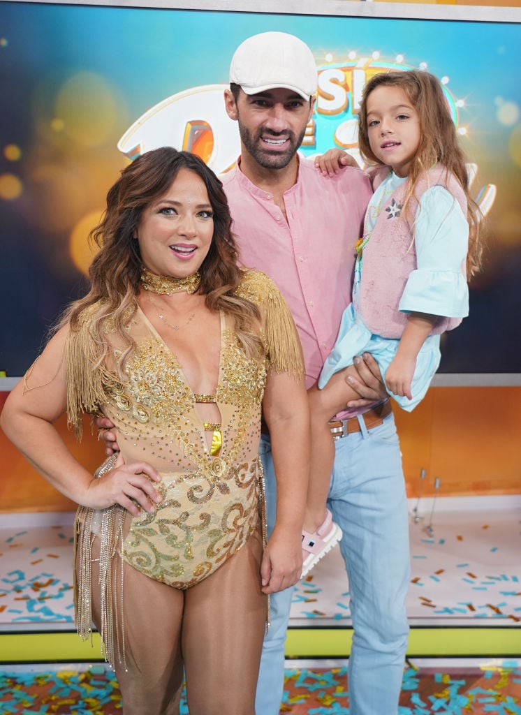 Adamari se pasea con un hombre