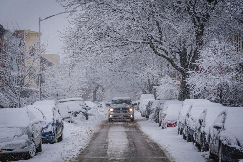 car, driving, snow covered streets, winter, MundoNOW