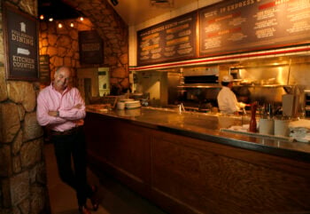 John Gilbert, fundado de Romano's Macaroni Grill, antes del inminente cierre