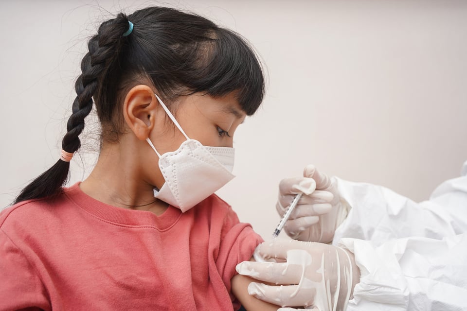 What vaccines should a child between the ages of 7-10 receive?