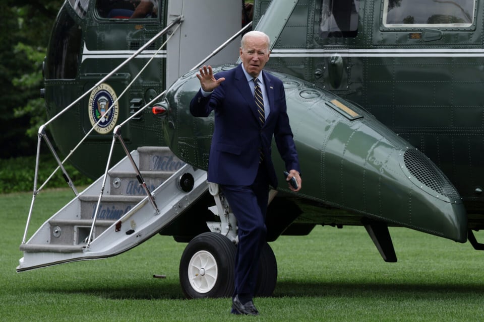 Presidente de EEUU bajando de avión