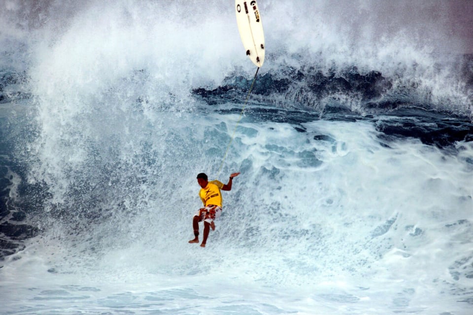 The athlete Mikala Jones dies in an accident after his surfboard