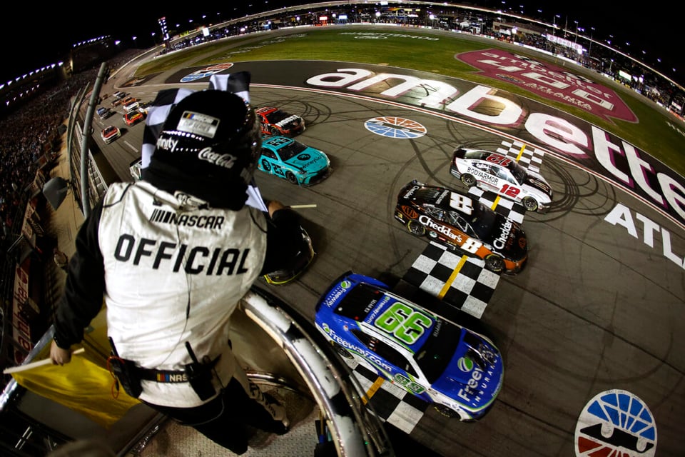 Daniel Suárez logra victoria, emocionante final NASCAR, Atlanta Motor Speedway triunfo, foto finish apasionante, rompe sequía sin ganar.