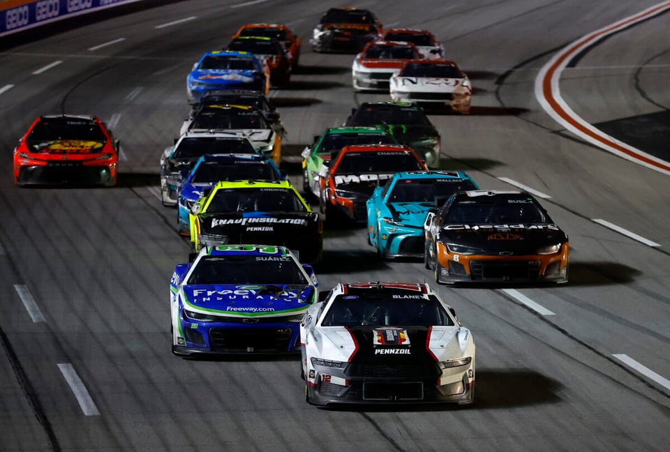 Atlanta Speedway vibrante victoria, Suárez triunfa emocionantemente, NASCAR evento destacado, carrera apretada final, espectáculo automovilístico emocionante.
