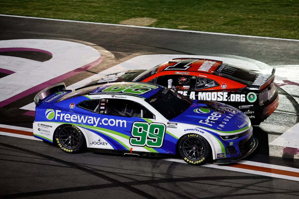 NASCAR Cup emocionante carrera, Daniel Suárez destaca, final ajustado histórico, Atlanta Speedway competencia, victoria importante Suárez.