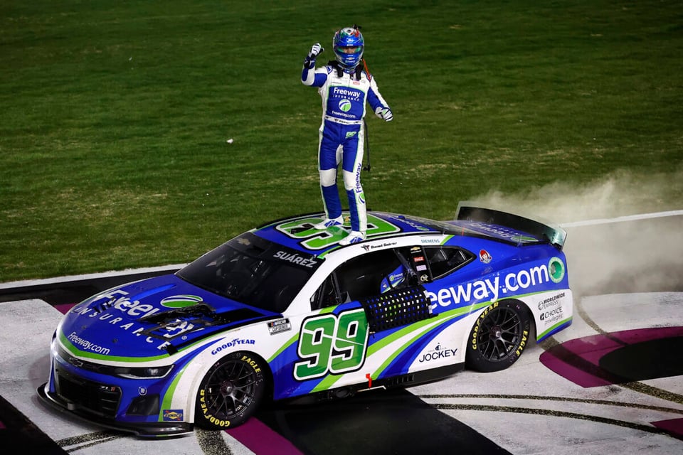 oto finish NASCAR emocionante, Suárez gana por poco, final más ajustado, competencia reñida Atlanta, momento cumbre carrera