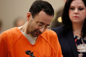 Apuñalan Larry Nassar: "Ninguna se alegra"