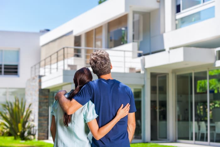 house, couple buying a house, new home, MundoNOW, money