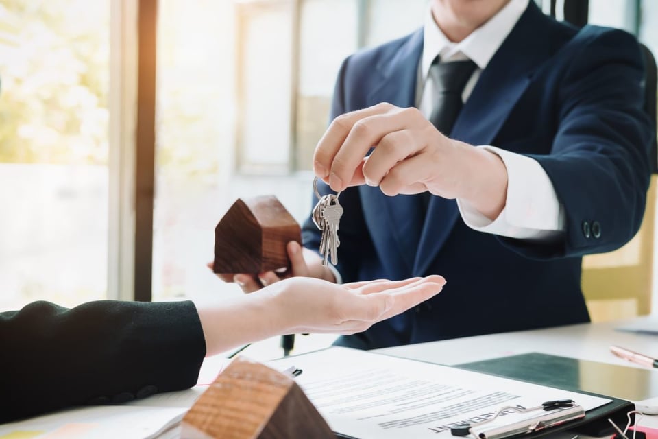 mortgage broker, delivery of house keys, house purchase, bank loan, MundoNOW