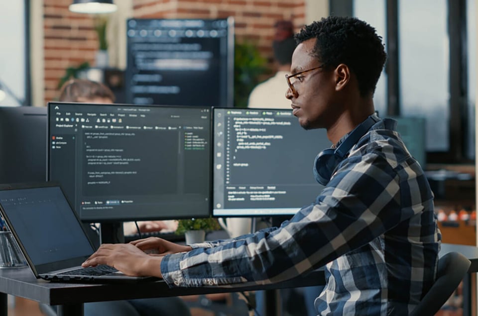 desarrollador de software, hombre negro, computadora, trabajo, SEO