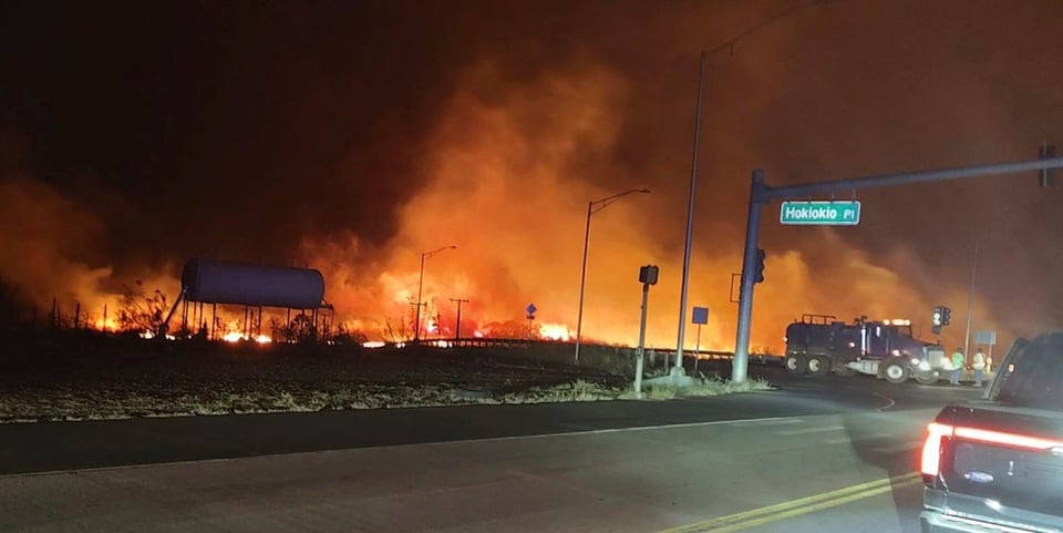 La foto distribuida por el condado de Maui muestra llamas y humo en la intersección de Hokiokio Place y Lahaina Bypass en Maui, Hawai, EEUU, 8 de agosto de 2023. (Zeke Kalua/County of Maui via AP)