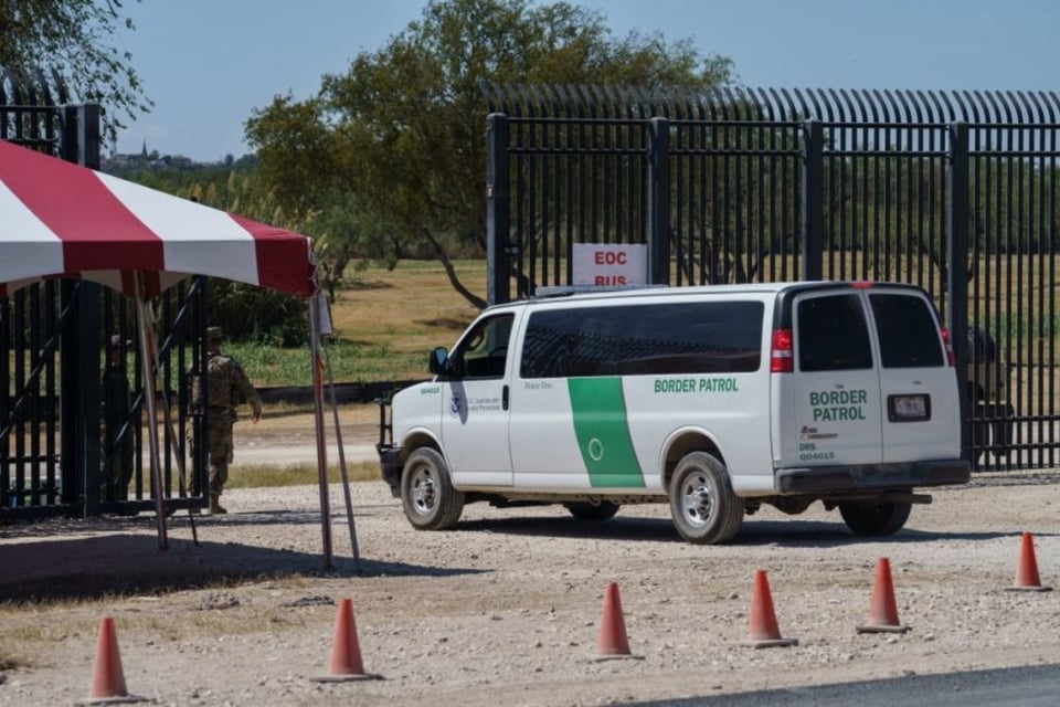 Agentes fronterizos descubren a indocumentados en camión