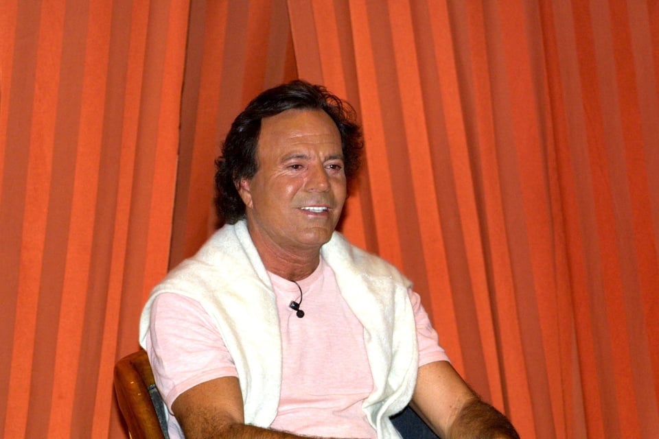 Julio Iglesias, Airport, Punta Cana, Dominican Republic, Food seizure