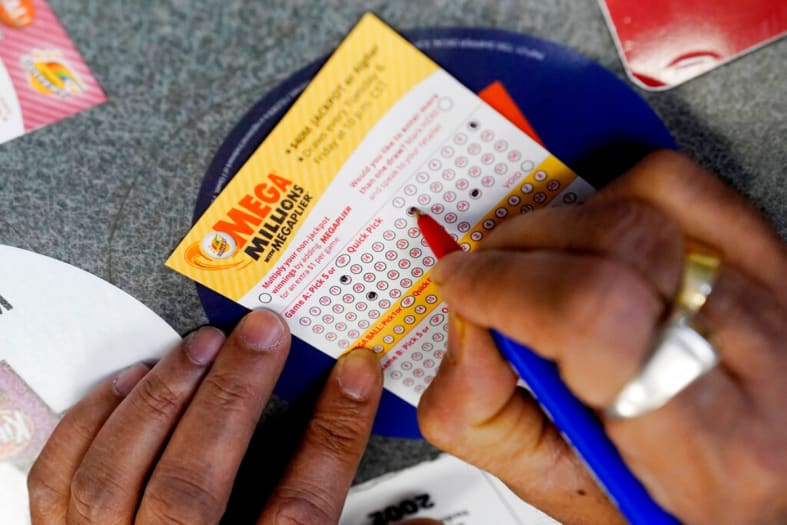 En búsquedaa de cumplir el sueño financiero con el sorteo Mega Millions