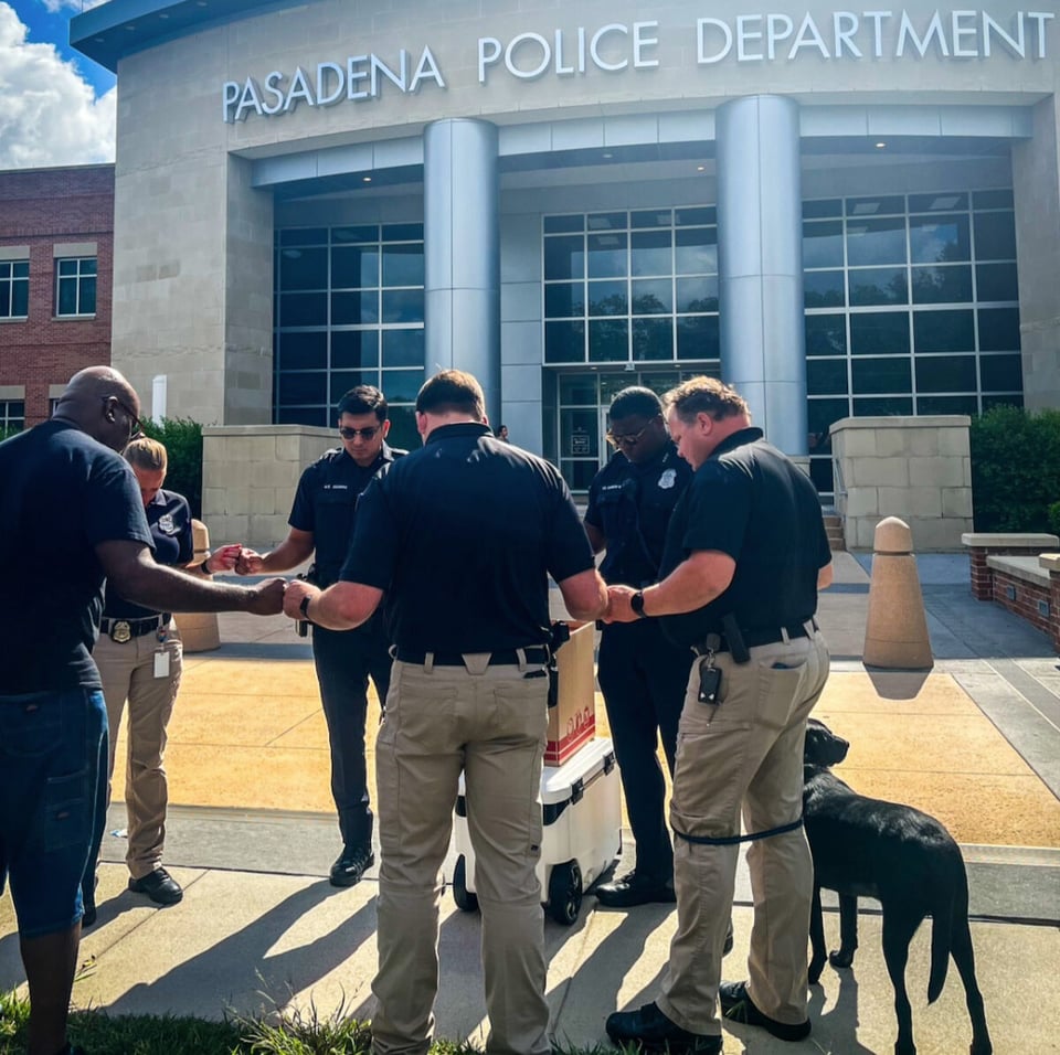 Policías orando, unidad canina, Departamento de Policía de Pasadena, crimen, MundoNOW