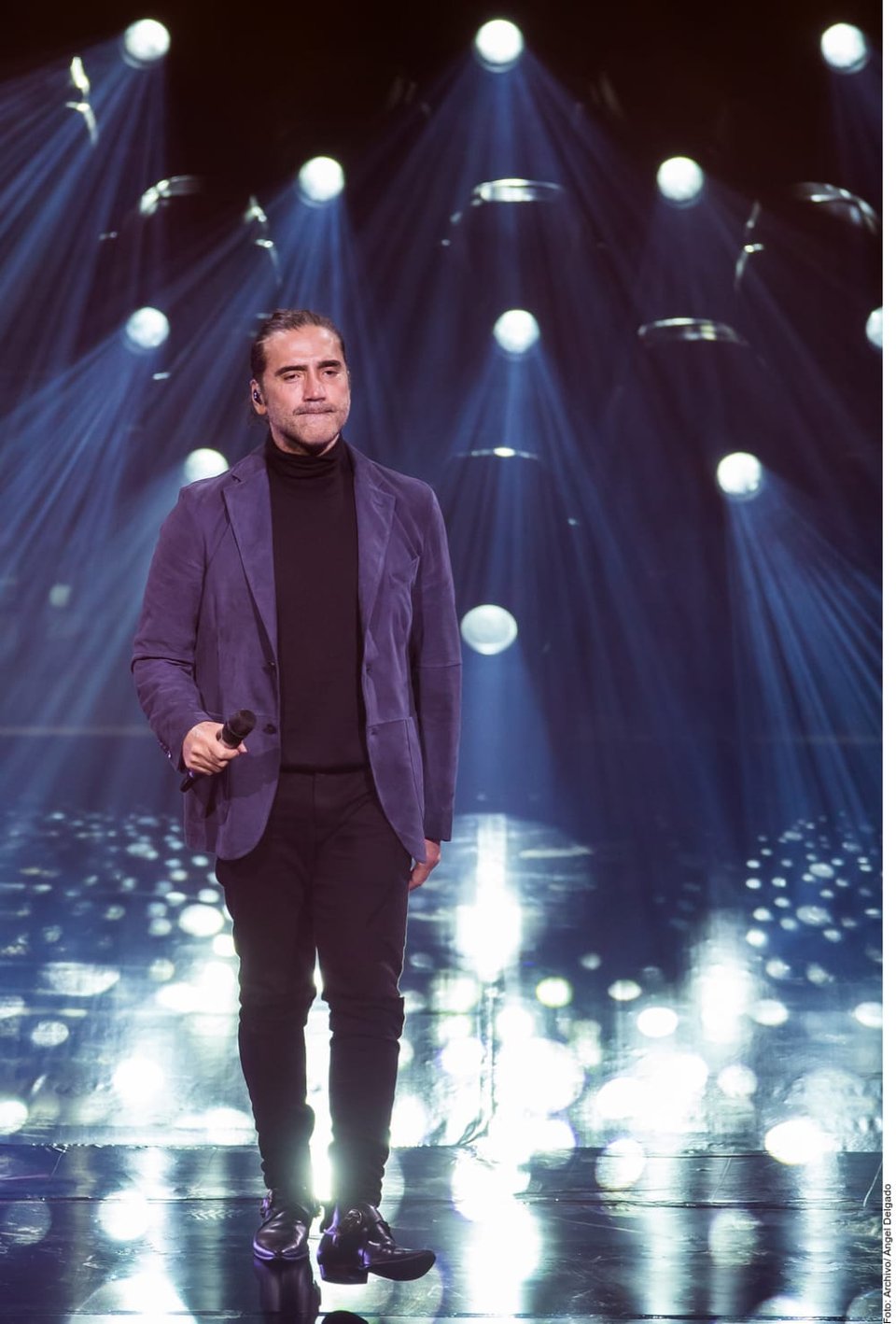 Alejandro tells Vicente Fernández that he is always in his prayers