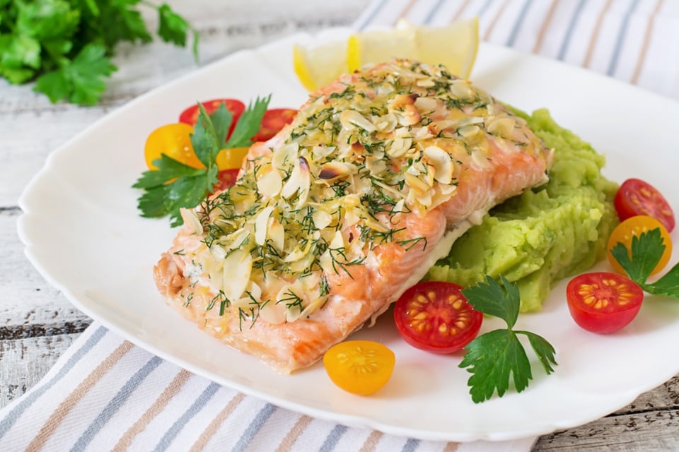 Salmón, al horno, costra de almendras, MundoNow, recetas