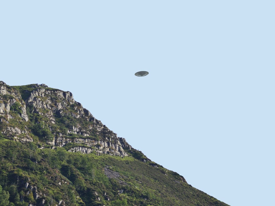 UFO flying near mountain, MundoNow, Podcast, Óyenos Audio, Huella OVNI