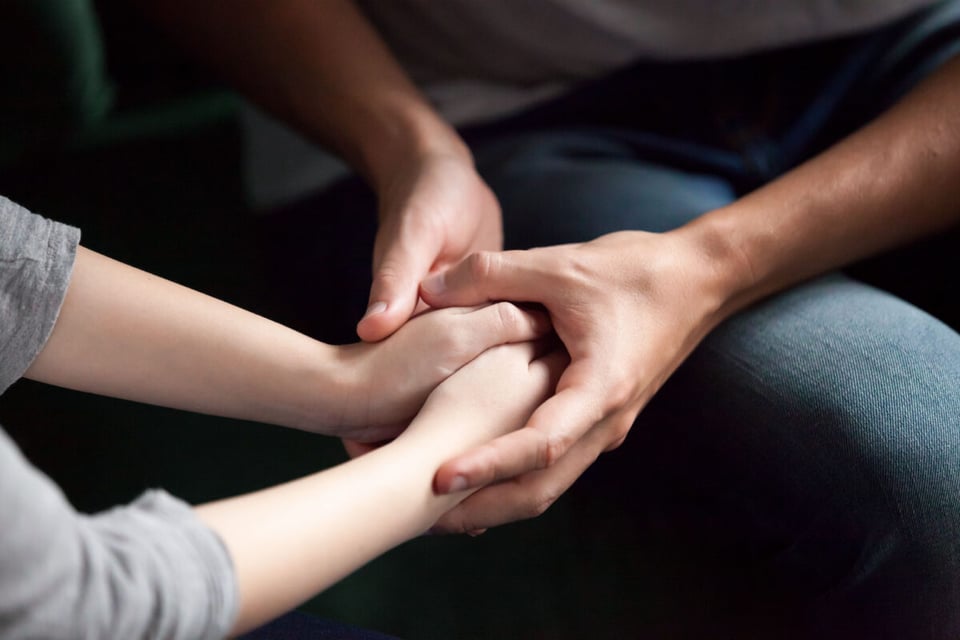 Hands close, Couple, MundoNow, Podcast, Partner