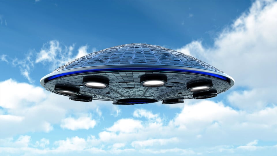 OVNI en el cielo volando