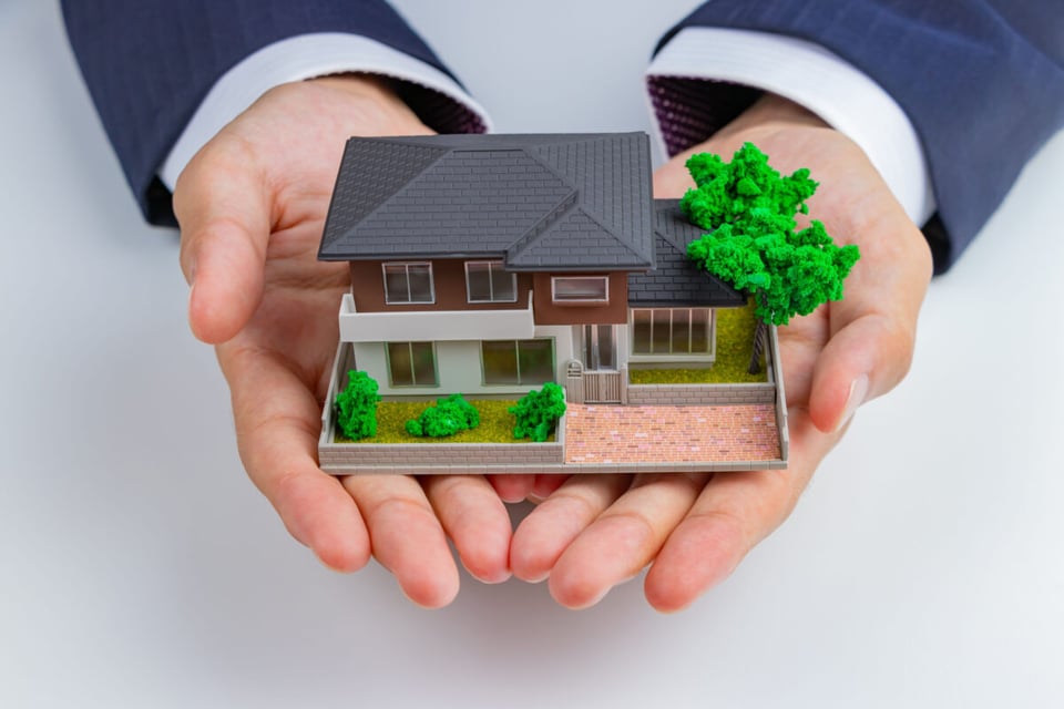 Guía completa para comprar tu primera casa, maqueta de casa, Manos con casa en ellas, Anuncios, MundoNow, Propuesta