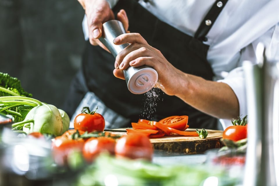 Waiter, Salt, Dishes, MundoNow, Podcast