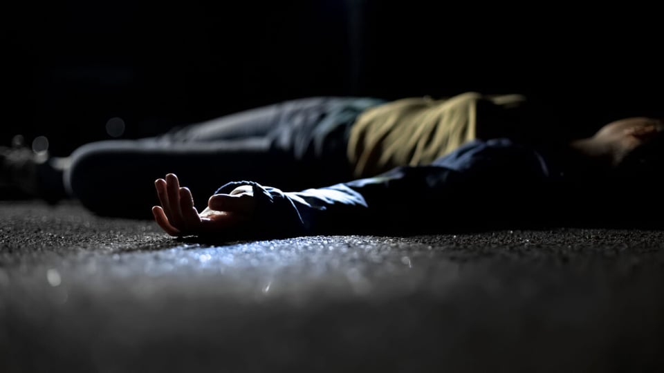 Cuerpo de una mujer en el suelo luego de asesinato