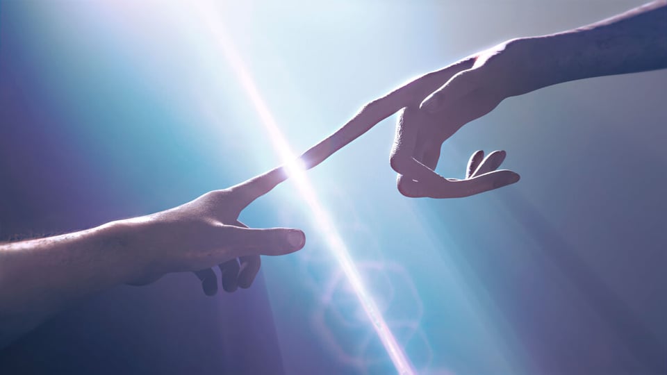 Mano de persona y extraterrestre