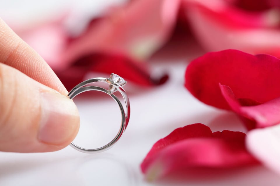 Engagement ring, Ring, Woman's hand, Petals, MundoNow