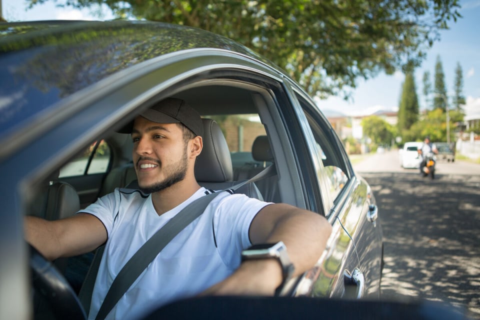 Persona manejando, Coche, MundoNow, Transporte, Vecindario