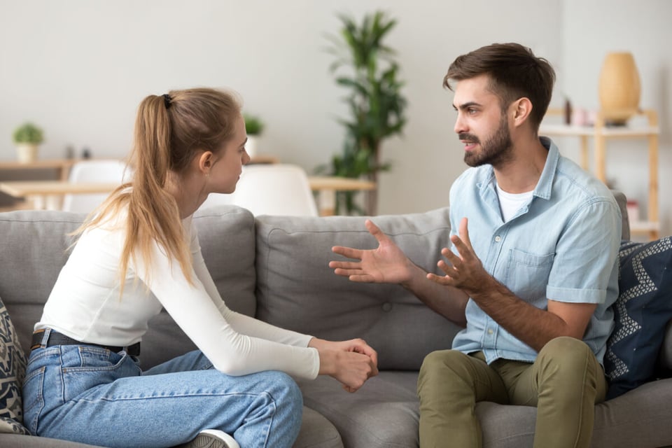 Pareja discutiendo, Charla, Relación, MundoNow, Podcast
