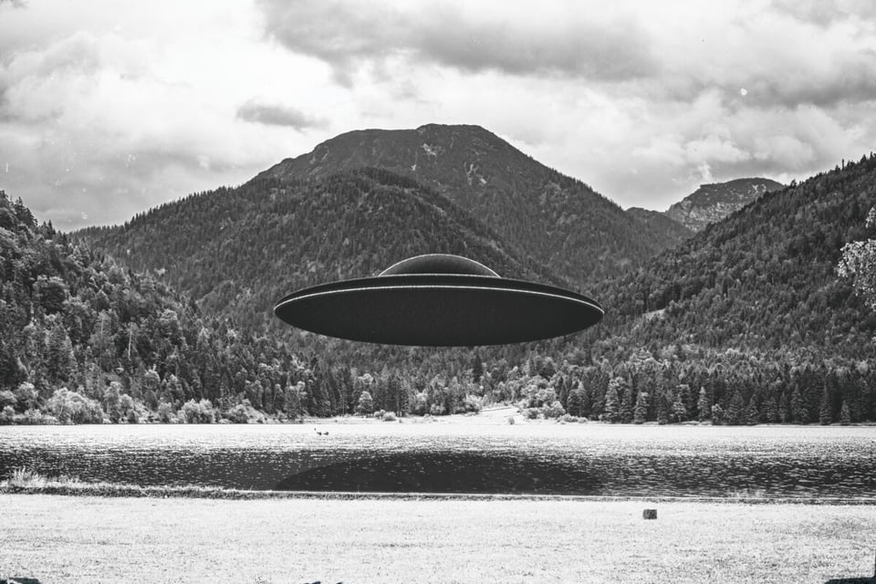 UFO, Huella OVNI, Mountain, Lake, MundoNow