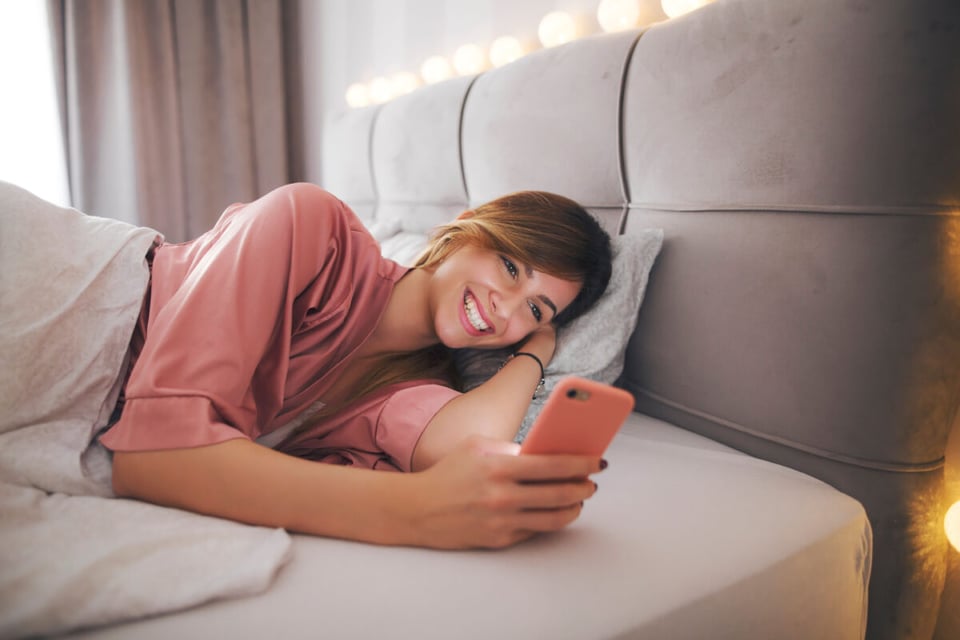 Woman in bed, Text message, Relationship, MundoNow, Podcast