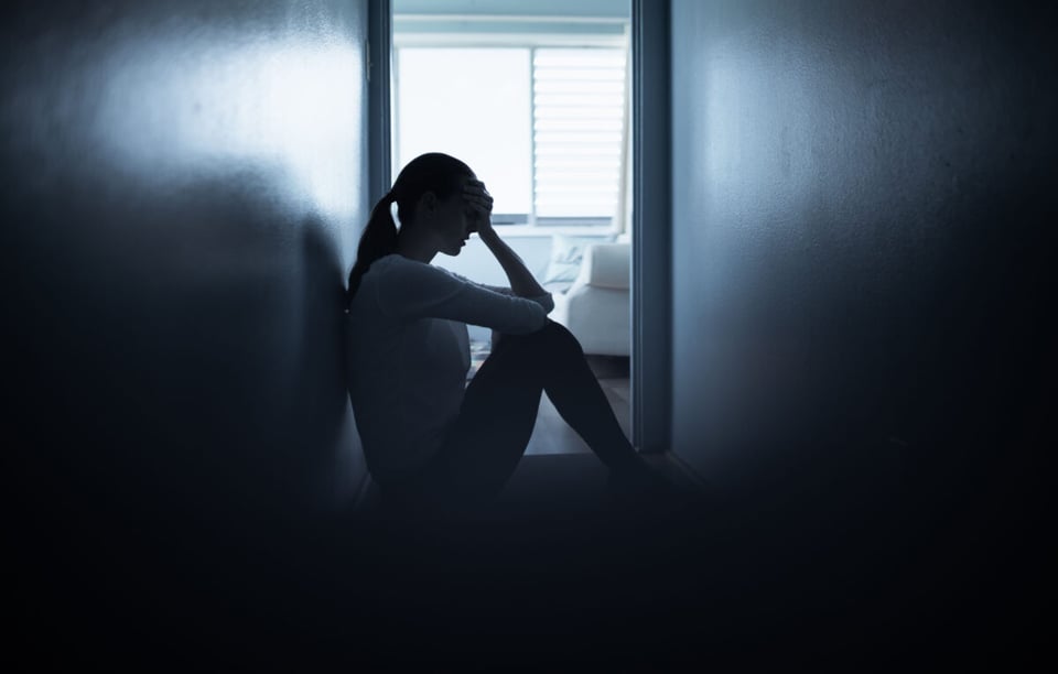 Mujer deprimida sentada en pasillo