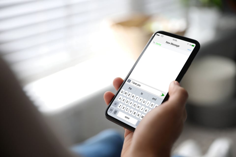 Smartphone, Person at home, MundoNow, Multimedia, Podcast