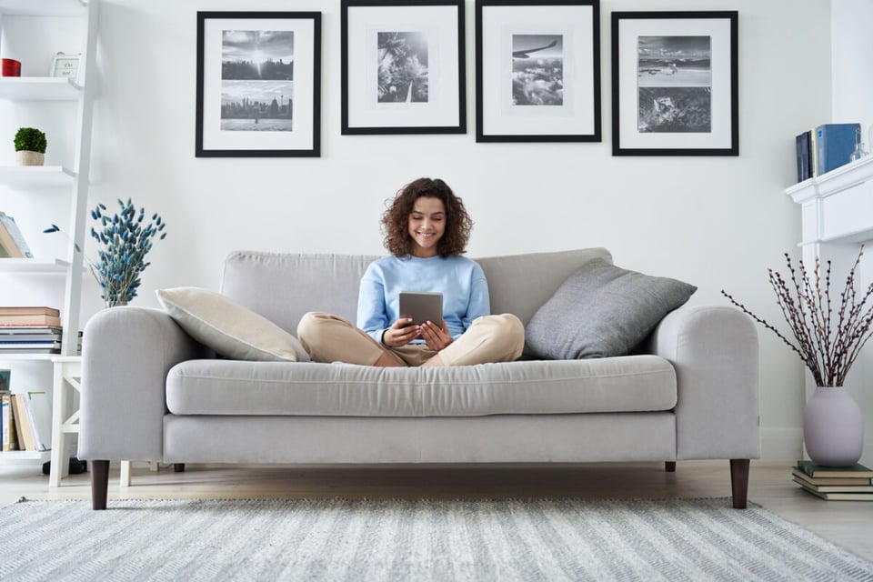 Screen Time, Woman, Living Room, MundoNow, Podcast