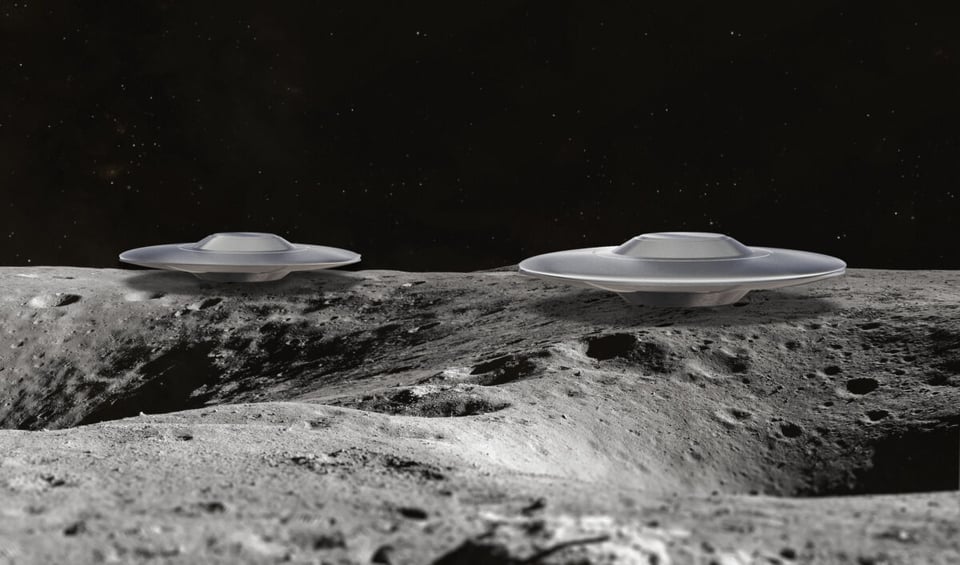 Dos Ovnis aterrizados en la luna