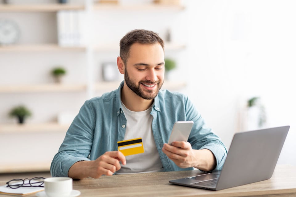 Man, Credit card, Cell phone, Computer, MundoNow